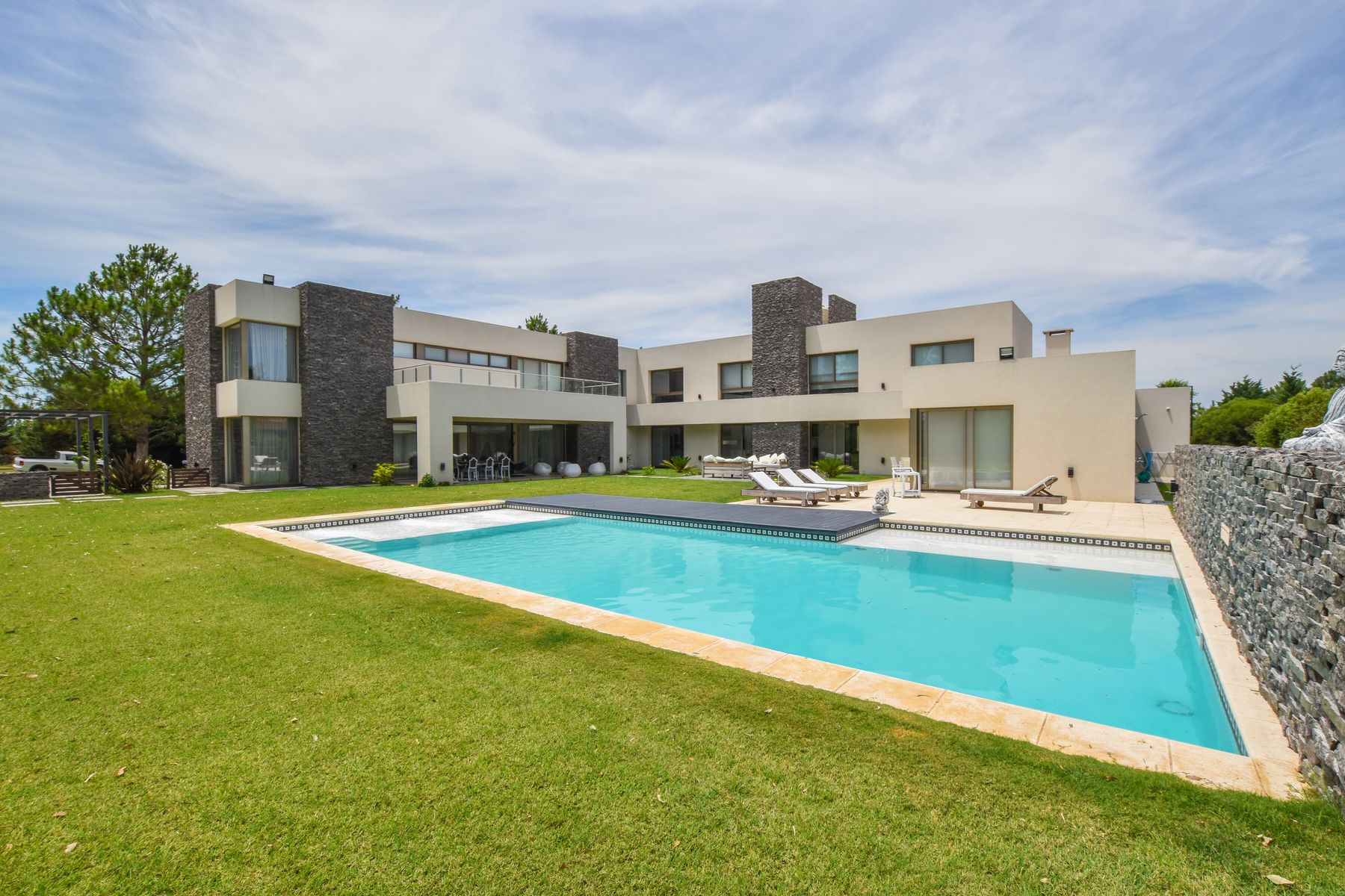 Casa KCC 035 — Piscina y volúmenes