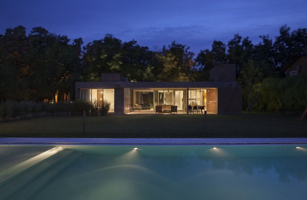 Casa KCC 493 — Piscina de noche