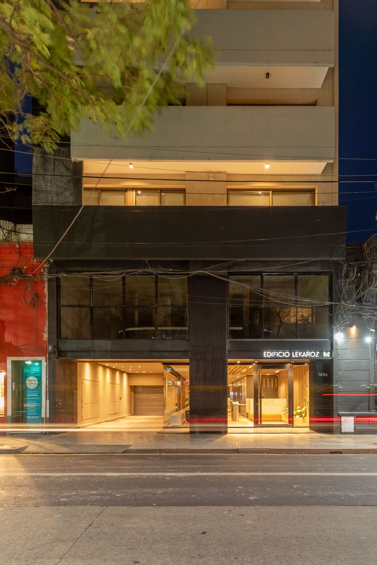 Edificio Lekaroz — Fachada de noche