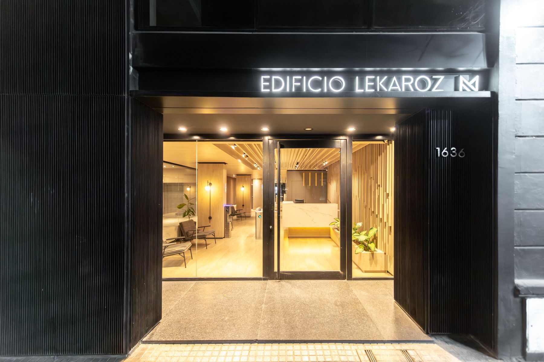 Edificio Lekaroz — Acceso nocturno