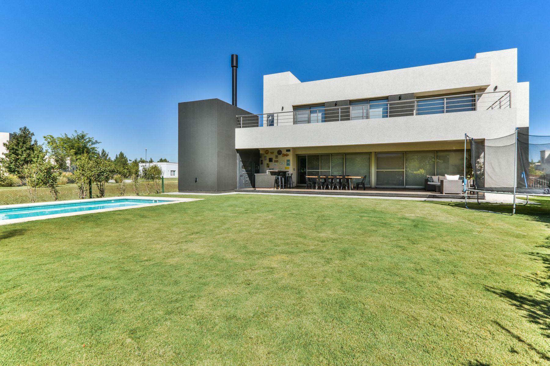 Casa SS 418 — Contrafrente y jardín